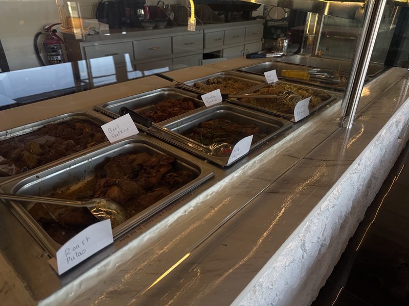 Noon Cafe & Curry food